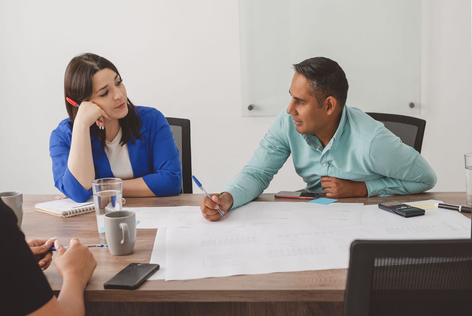 Equipo de trabajo en una reunión